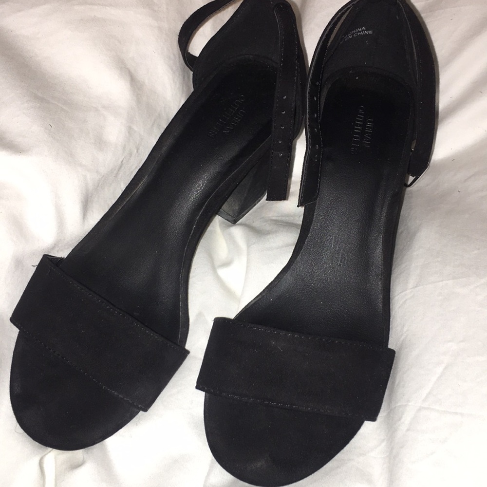 URBAN PUTFITTS BLACK HEELS